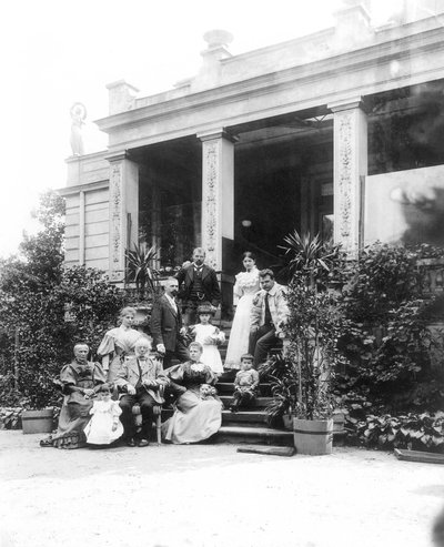 Max Klinger (1857-1920, en haut à gauche sur la photo) avec sa famille devant la maison de ses parents à Leipzig, Karl-Heine-Strasse 2 (côté jardin) - Hermann Walter